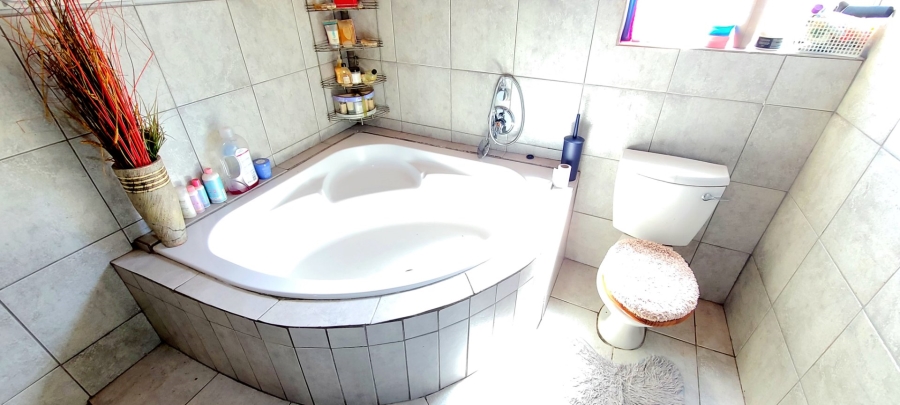 4 Bedroom Property for Sale in Sunbird Park Western Cape